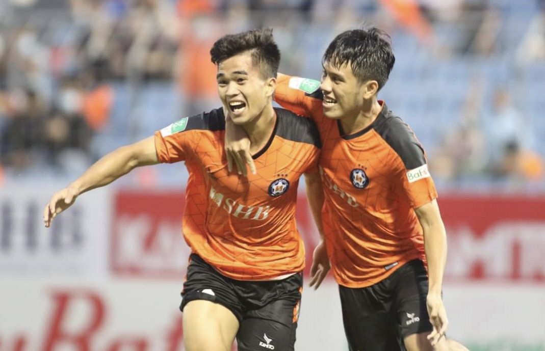 Đình Duy (trái) thi đấu nổi bật trong màu áo Đà Nẵng. Ảnh: Internet