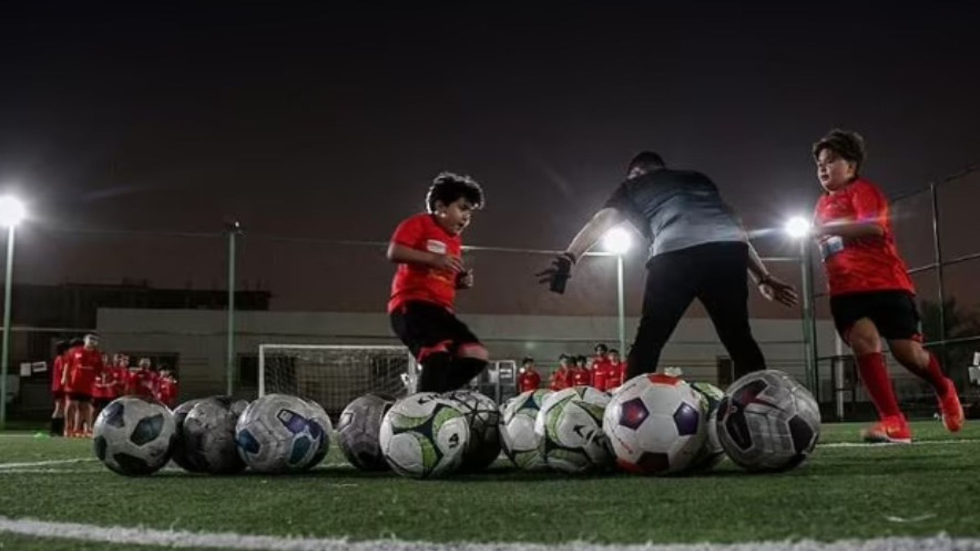 Trẻ em ở Qatar tập luyện thể thao nhằm giảm béo phì. Ảnh: Internet