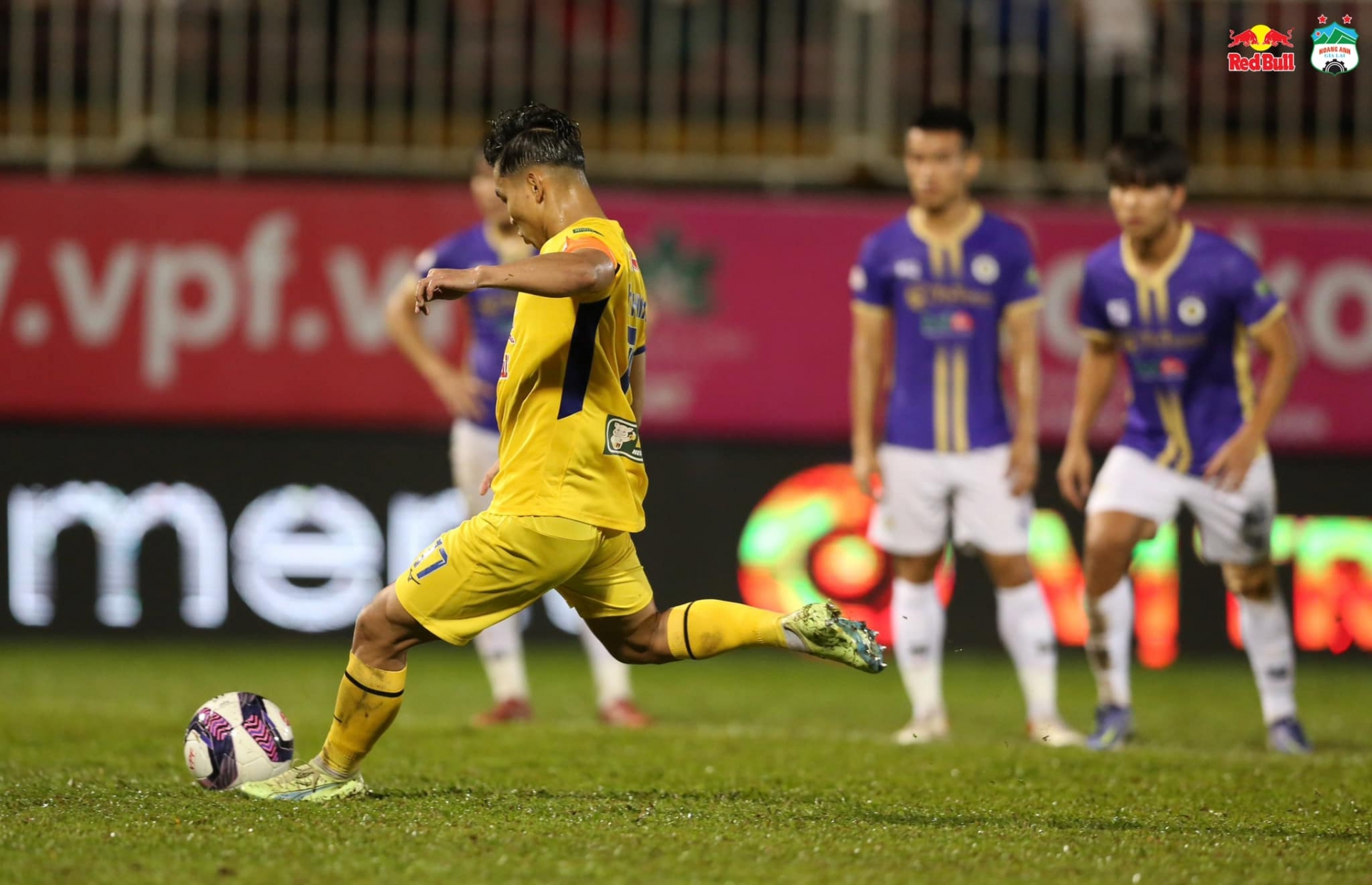 Văn Thanh gỡ hòa cho HAGL trên chấm 11m. Ảnh: CLB HAGL