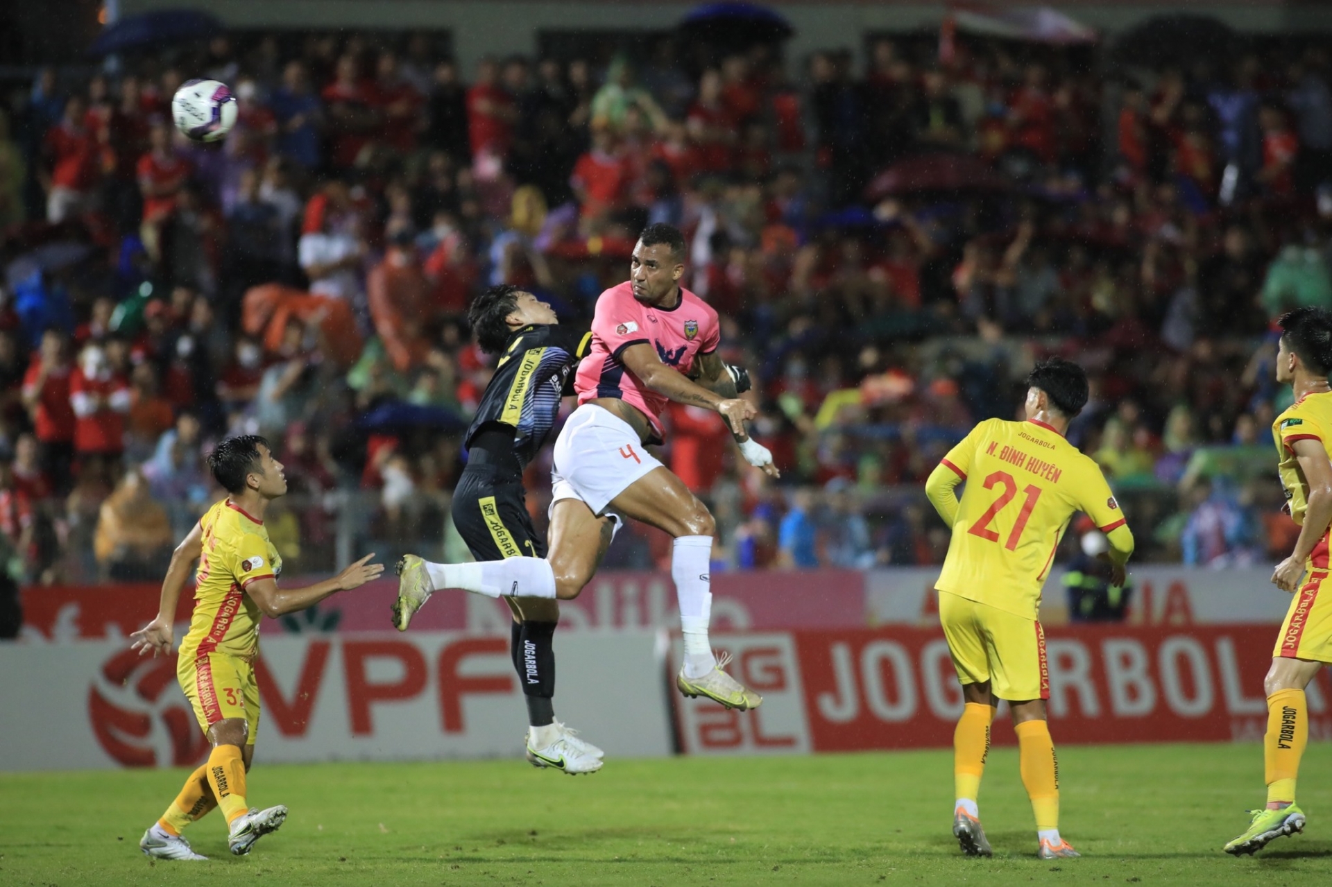 Điểm tên những cầu thủ ngoại đang hot trên TTCN V-League 2023 - Ảnh 2