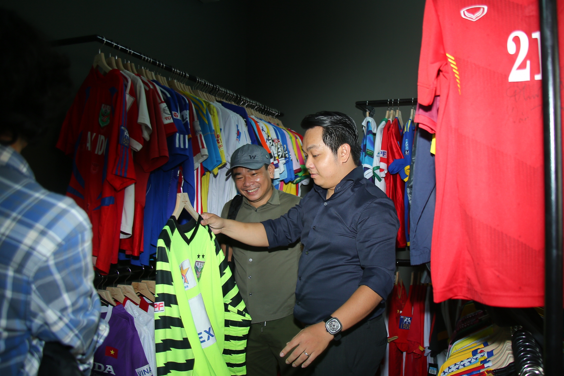 Anh Trần Minh Tú (áo đen) tại buổi khai trương bảo tàng bóng đá