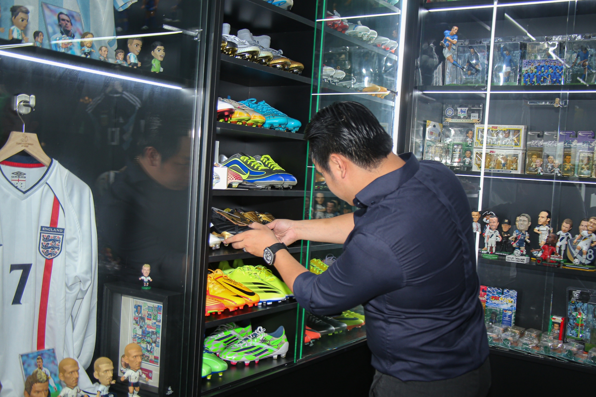 Ngoài áo đấu, anh Tú còn sưu tập những mô hình cầu thủ, giày bóng đá hay thậm chí là giấy xét nghiệm COVID cảu cầu thủ.