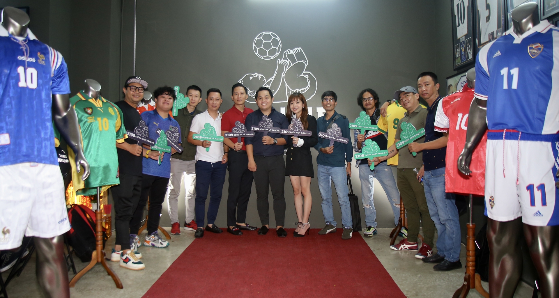 Choáng ngợp với bảo tàng trưng bày hơn 2500 áo đấu bóng đá tại TP.HCM - Ảnh 1