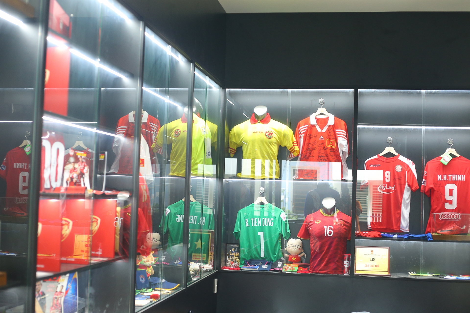 Choáng ngợp với bảo tàng trưng bày hơn 2500 áo đấu bóng đá tại TP.HCM - Ảnh 2