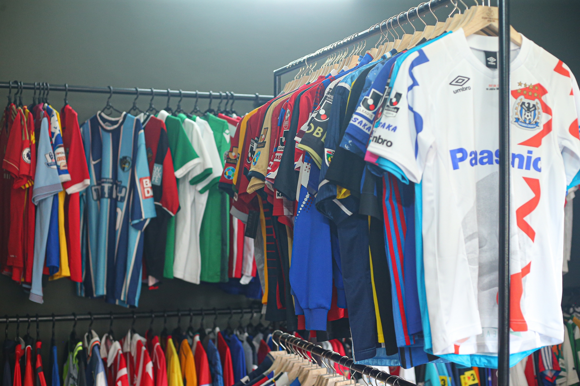 Choáng ngợp với bảo tàng trưng bày hơn 2500 áo đấu bóng đá tại TP.HCM - Ảnh 4