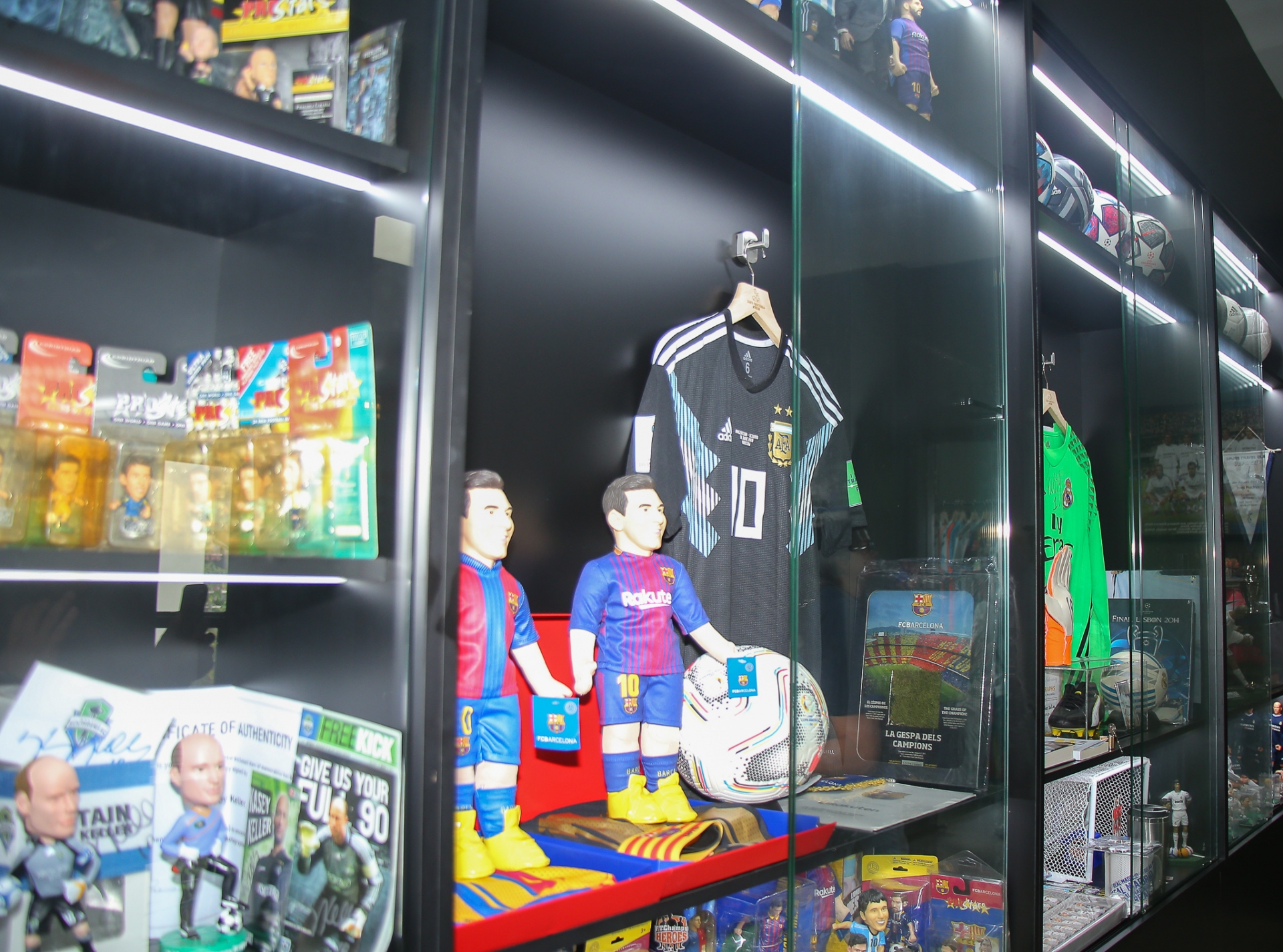 Choáng ngợp với bảo tàng trưng bày hơn 2500 áo đấu bóng đá tại TP.HCM