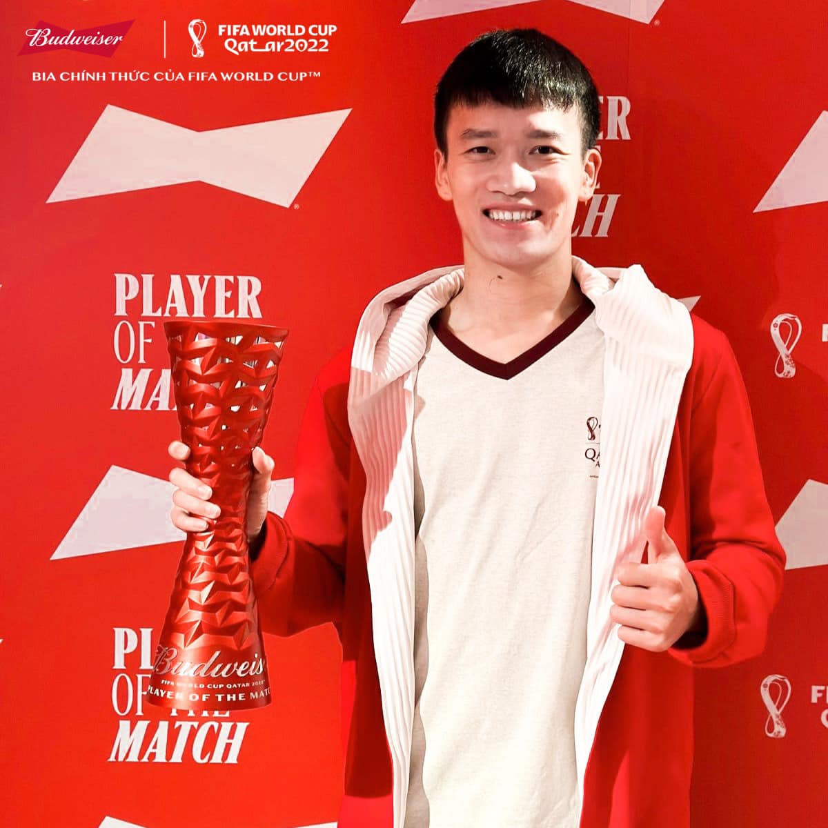 Hoàng Đức nhận trao giải cầu thủ xuất sắc nhất trận Argentina gặp Saudi Arabia. Ảnh: FBNV