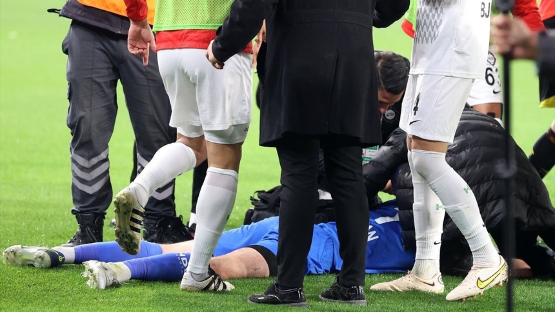 Thủ môn Ozan Evrim Ozenc bên phía đội khách Altay nằm gục xuống sân. Ảnh: Internet