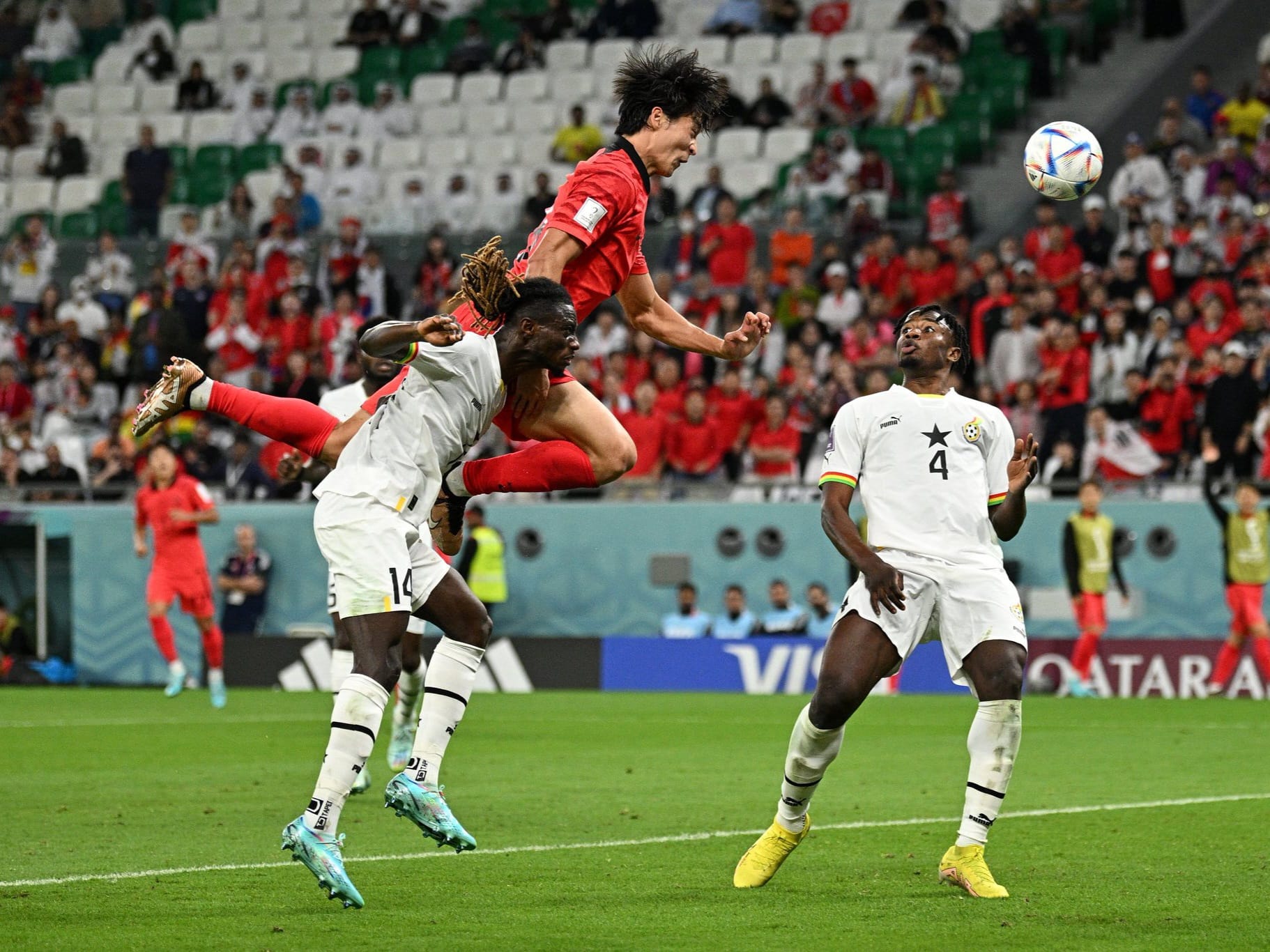 Cho Gue-Sung đánh đầu tung lưới tuyển Ghana. Ảnh: Internet