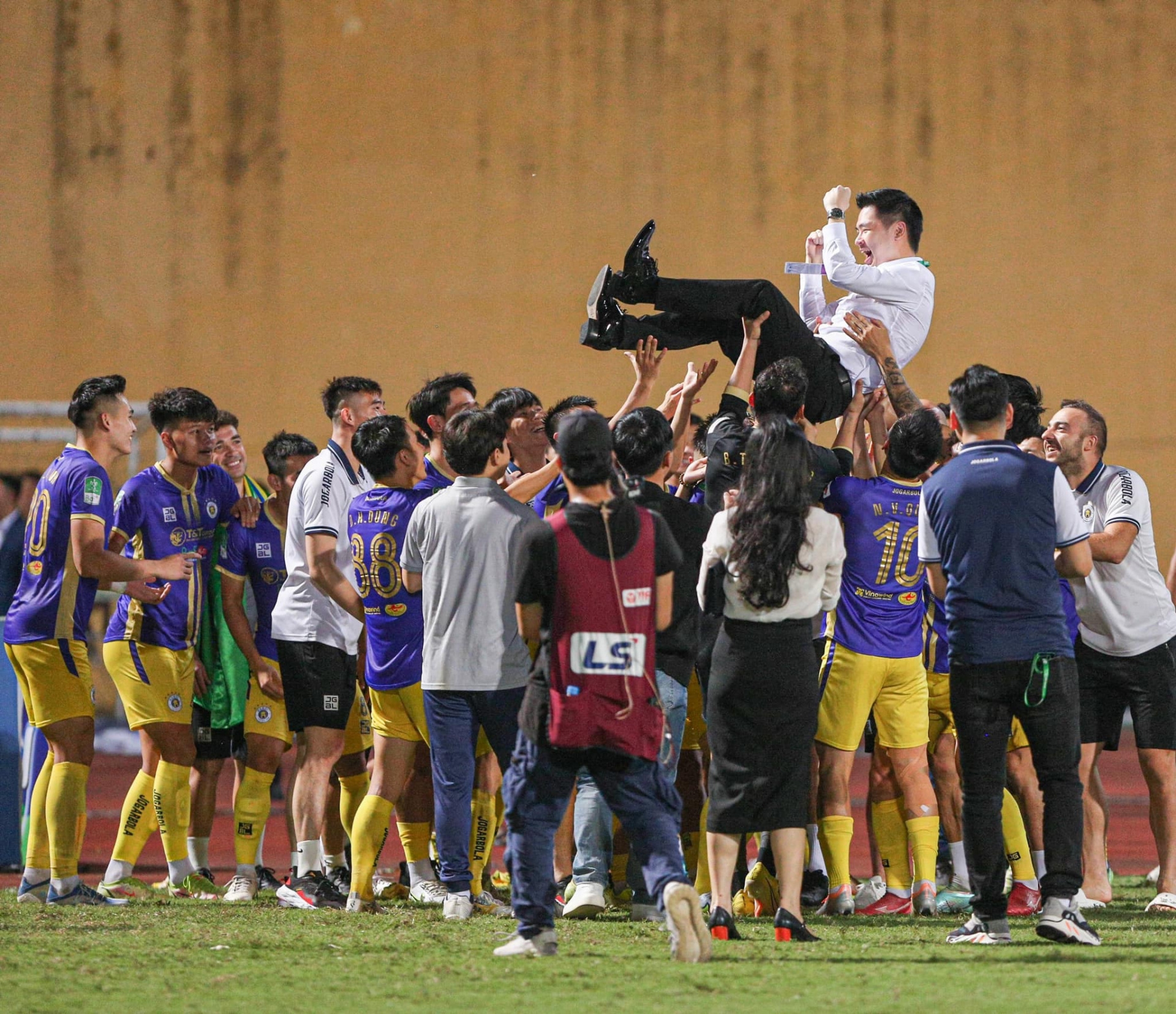 Hà Nội FC lập kỷ lục mới, chủ tịch Đỗ Vinh Quang chỉ ra lý do chia tay HLV Chun Jae-ho - Ảnh 2 Hà Nội FC lập kỷ lục mới, chủ tịch Đỗ Vinh Quang chỉ ra lý do chia tay HLV Chun Jae-ho - Ảnh 2