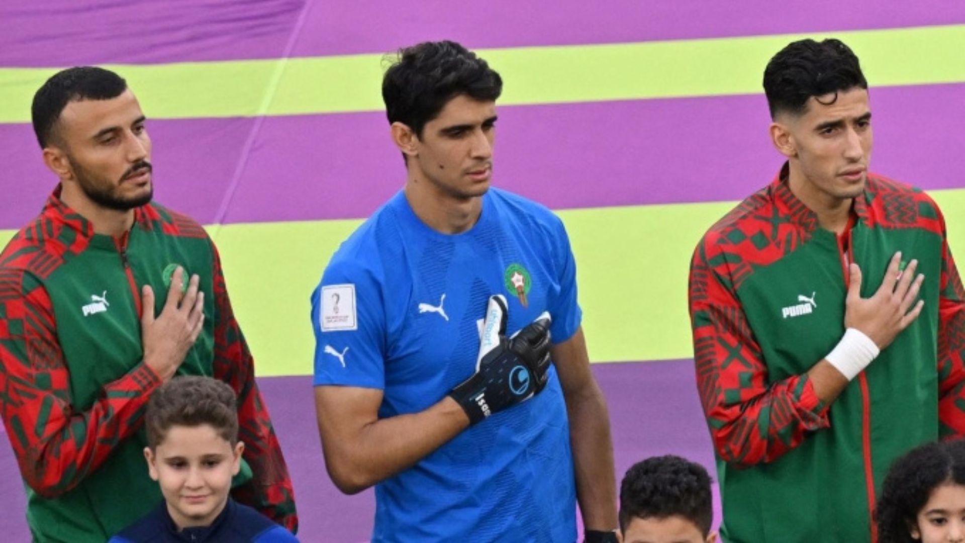 Thủ môn Yassine Bounou vào sân hát quốc ca ở trận gặp Bỉ. Ảnh: Internet