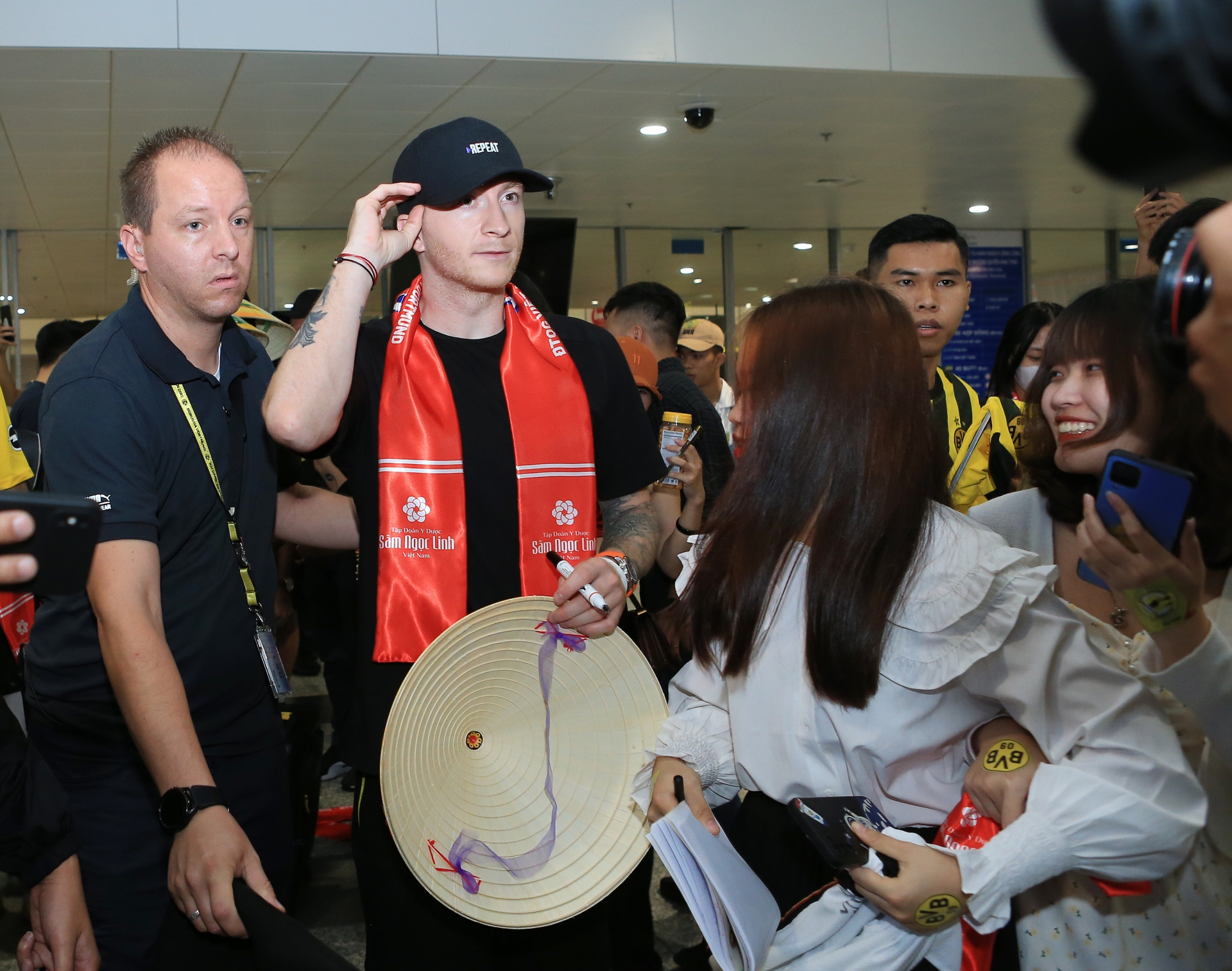 Ảnh: CLB Dortmund đến Việt Nam, Marco Reus đội nón lá 'cực ngầu' - Ảnh 4