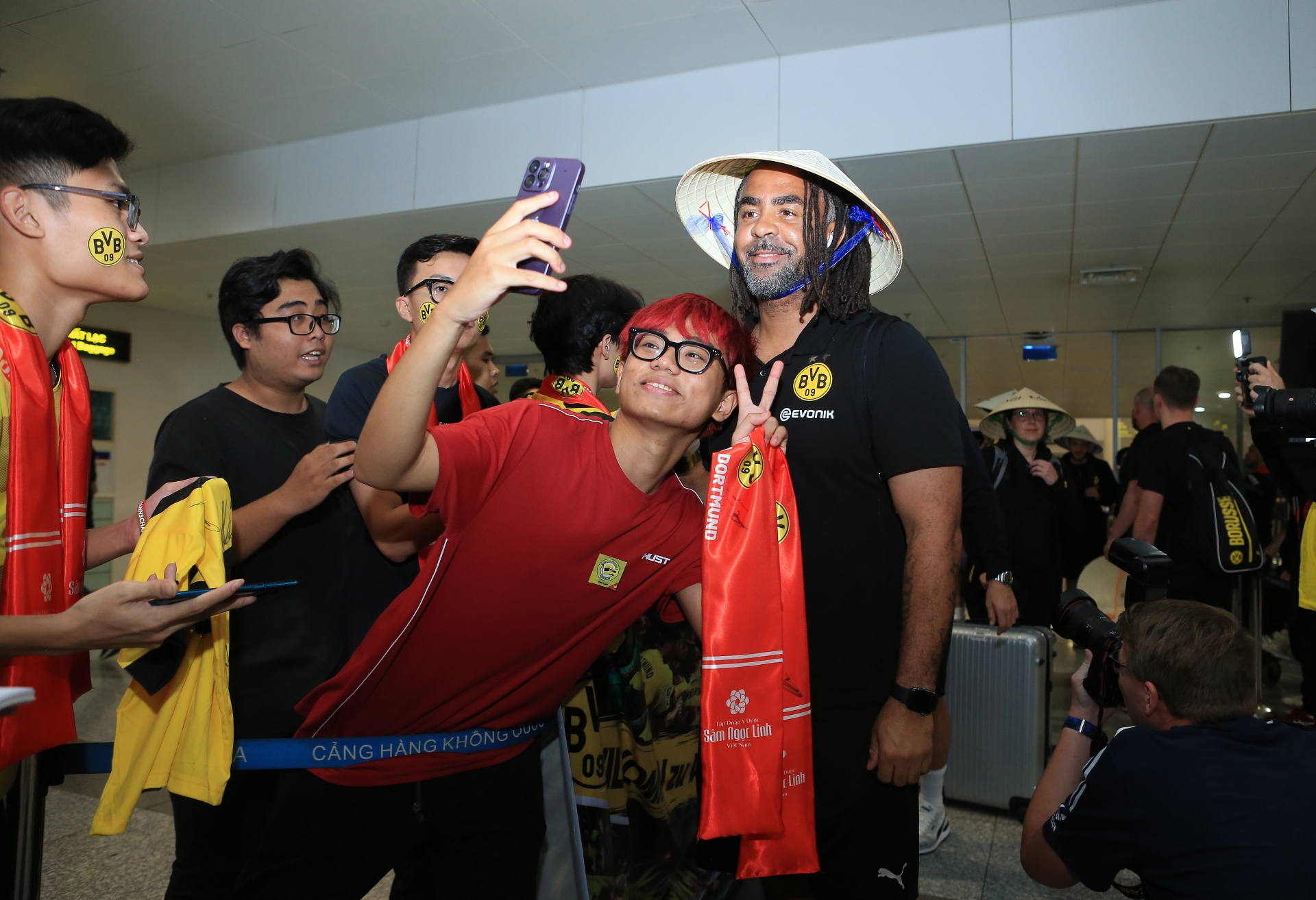 Ảnh: CLB Dortmund đến Việt Nam, Marco Reus đội nón lá 'cực ngầu' - Ảnh 7
