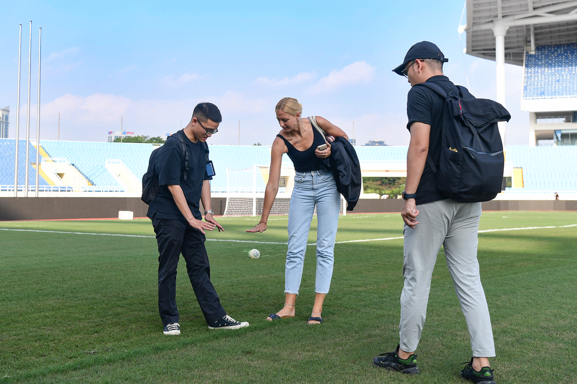 Đại diện CLB Dortmund đưa ra yêu cầu về chất lượng mặt sân Mỹ Đình. Ảnh: Internet