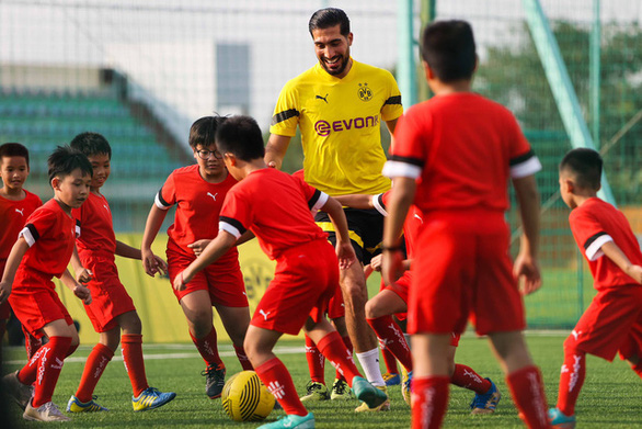 Dàn sao Dortmund có buổi giao hữu với các cầu thủ nhí Việt Nam. Ảnh: Internet