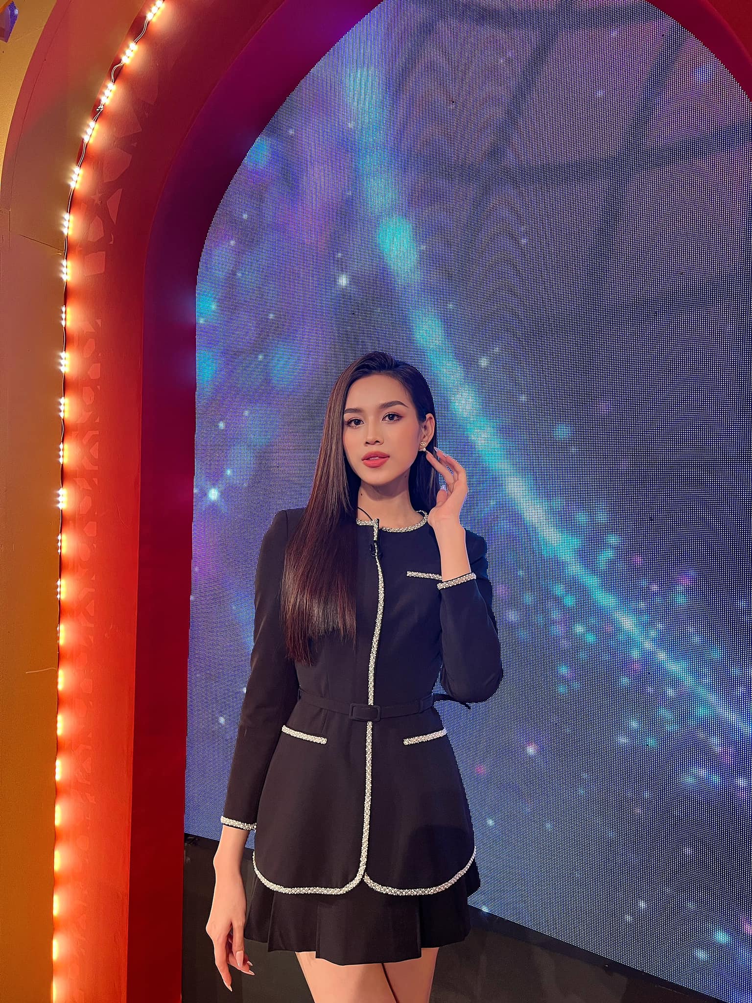 Đỗ Thị Hà gây ấn tượng với khán giả khi diện trang phục lịch sự. Ảnh: FBNV Đỗ Thị Hà gây ấn tượng với khán giả khi diện trang phục lịch sự. Ảnh: FBNV
