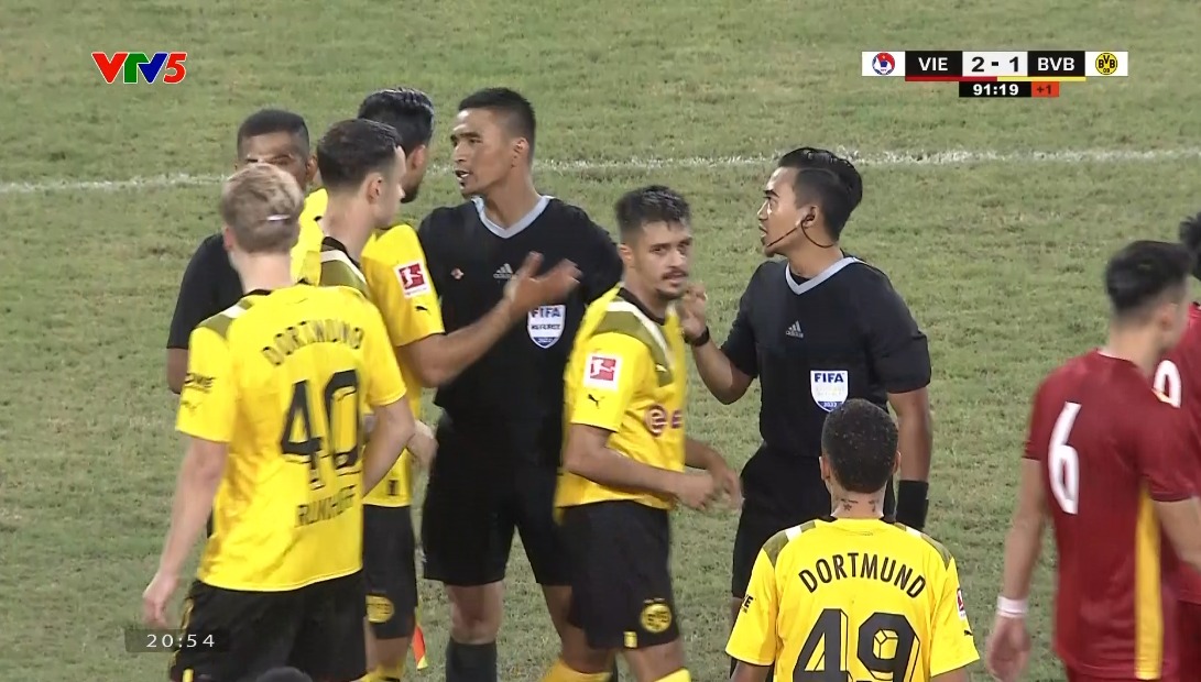 Cầu thủ Dortmund ngỡ ngàng khi trận gặp Việt Nam chỉ có 1 phút bù giờ - Tin  mới Bóng đá