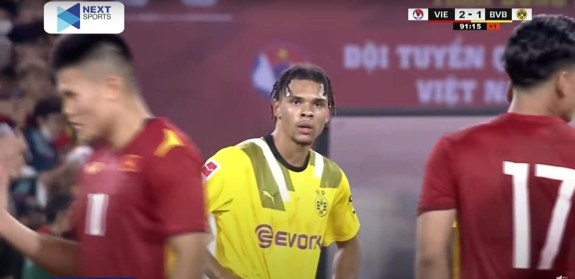 Cầu thủ Dortmund ngỡ ngàng khi trận gặp Việt Nam chỉ có 1 phút bù giờ