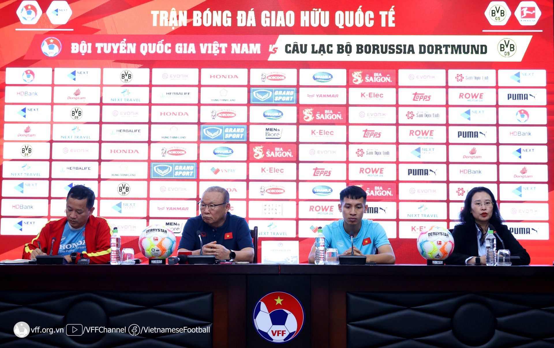 HLV Park Hang-seo tuyên bố cứng rắn, sao Dortmund mê cafe và Phở Hà Nội - Ảnh 1