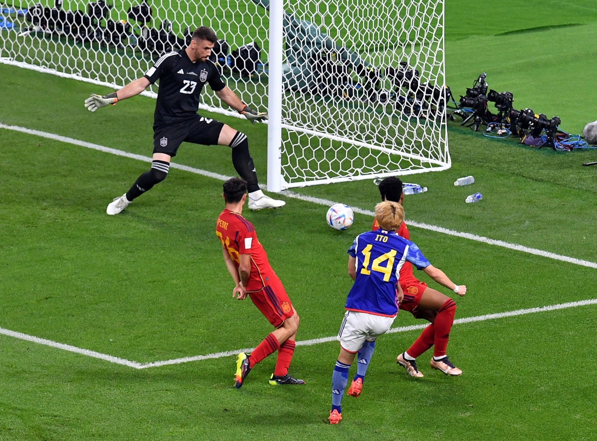 Tại sao Nhật Bản được công nhận bàn thắng đã ra ngoài đường biên? - Ảnh 1