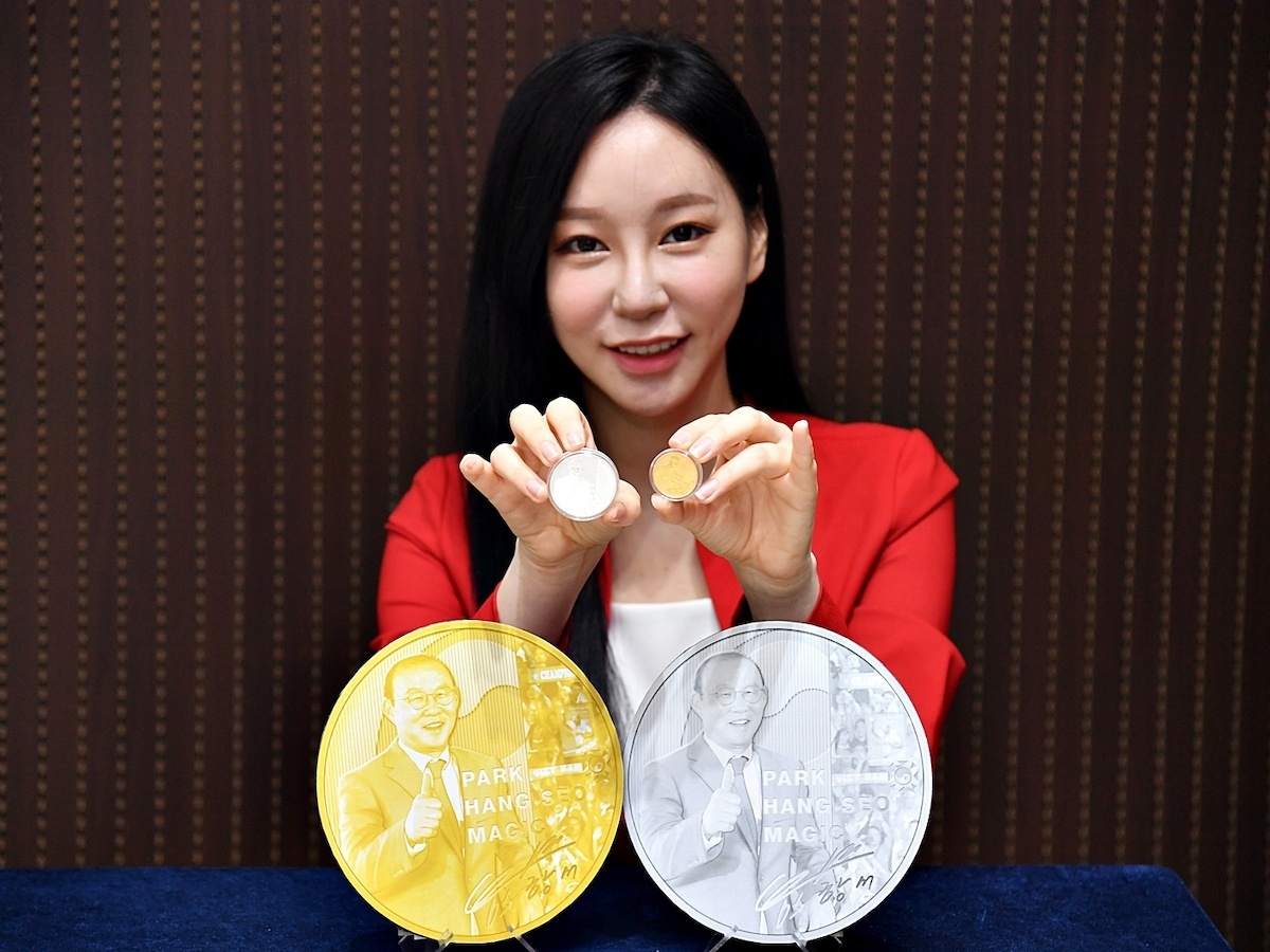Hàn Quốc ra mắt bộ kỷ niệm chương mang tên Park Hang-seo hồi tháng 2/2021. Ảnh: Internet