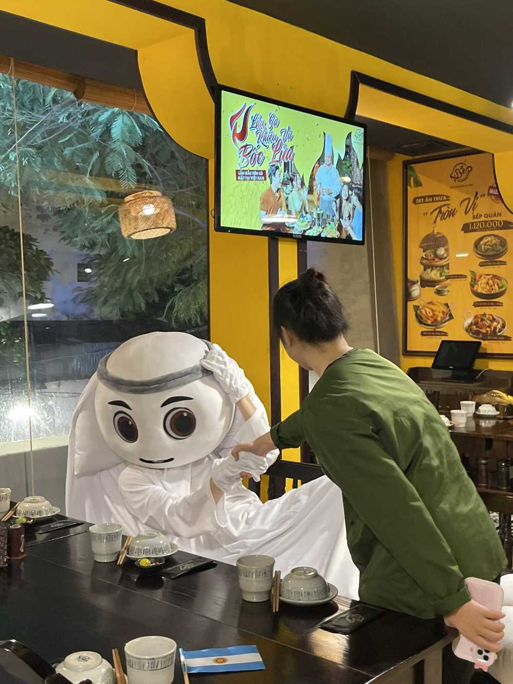 Linh vật World Cup 2022 xuất hiện ở một quán ăn Việt Nam. Ảnh: Internet