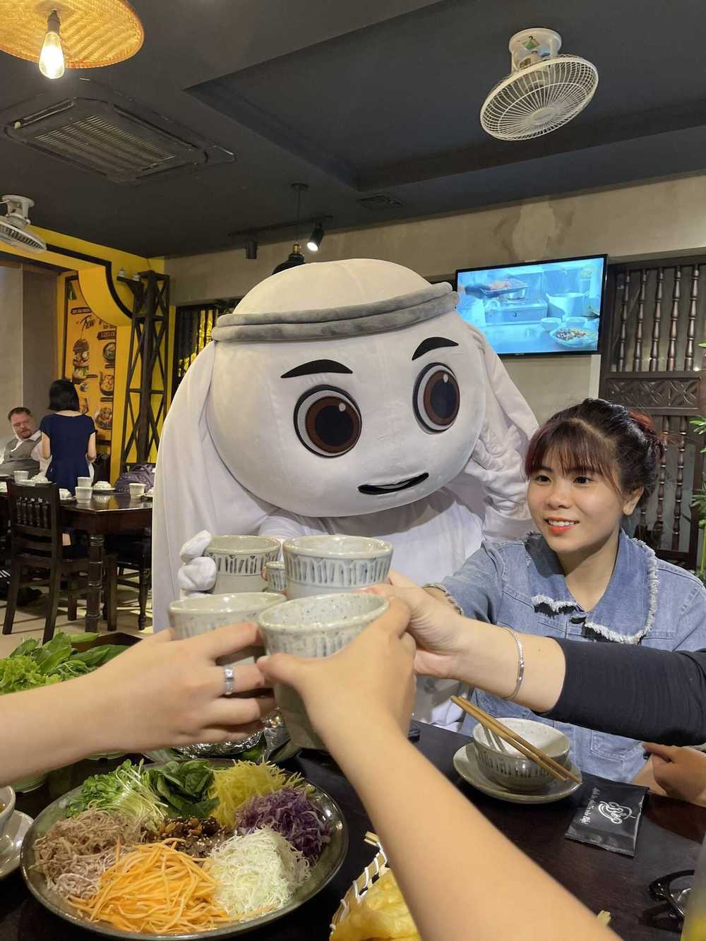 Linh vật World Cup 2022 bất ngờ xuất hiện tại Việt Nam, khuấy động không khí bóng đá - Ảnh 2