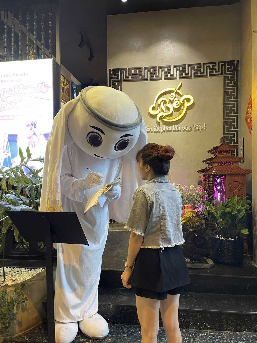 Linh vật World Cup 2022 bất ngờ xuất hiện tại Việt Nam, khuấy động không khí bóng đá - Ảnh 1