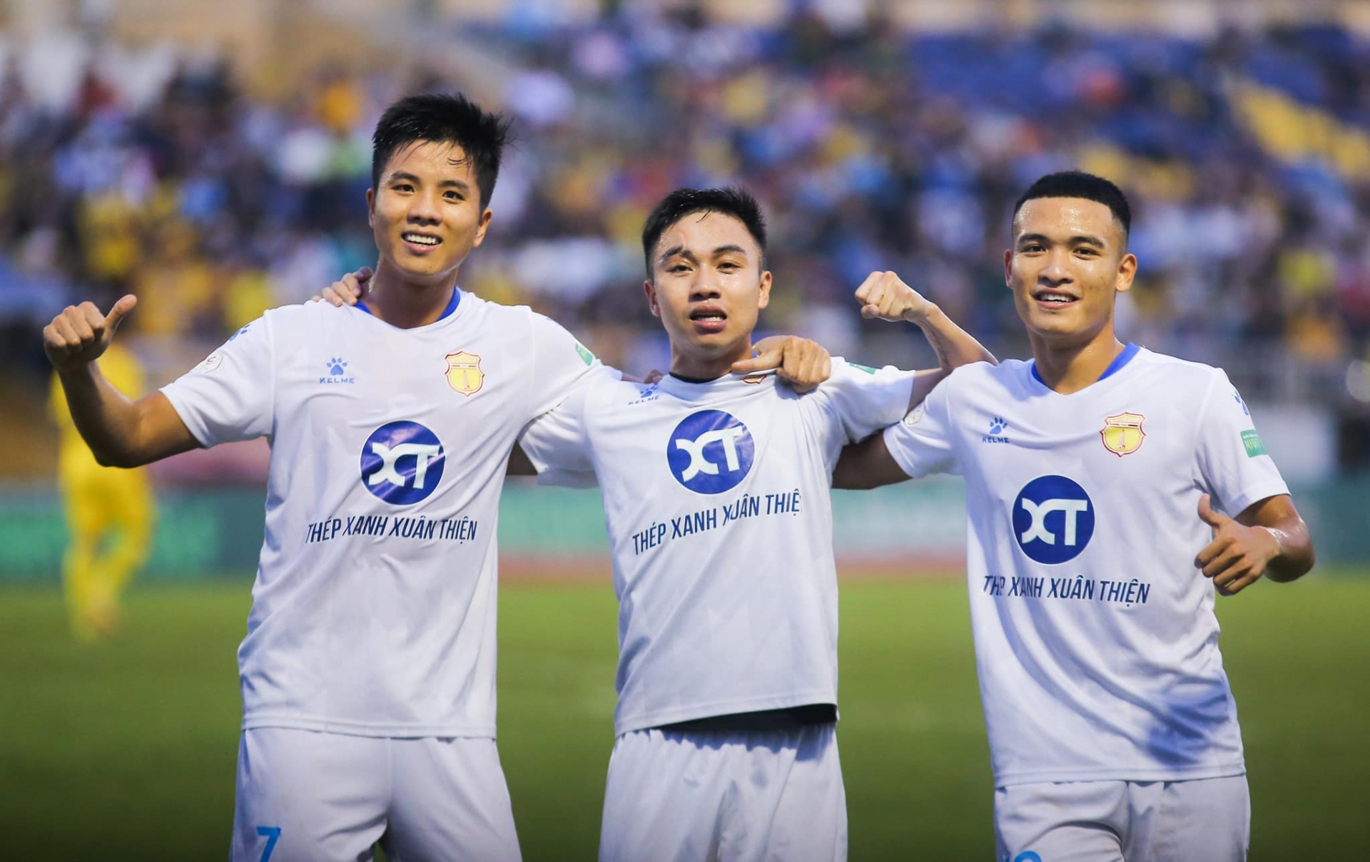 Tiền vệ Mạnh Hùng (giữa) được CLB Nam Định gia hạn hợp đồng. Ảnh: Internet