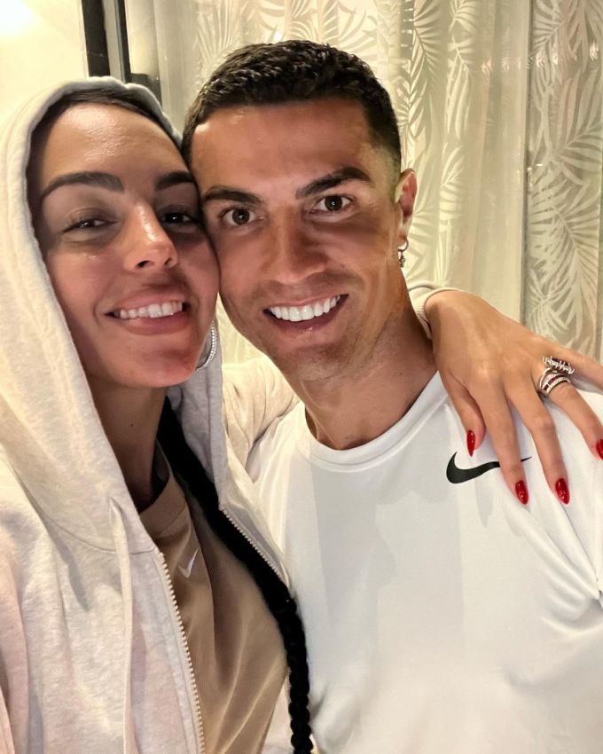 Ronaldo cùng cô bạn gái Georgina tại Doha (Qatar). Ảnh: Instagram NV Ronaldo cùng cô bạn gái Georgina tại Doha (Qatar). Ảnh: Instagram NV