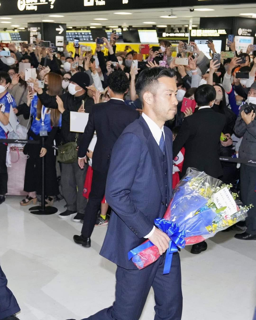 Ảnh: Tuyển Nhật Bản được chào đón như người hùng khi trở về quê nhà - Ảnh 3