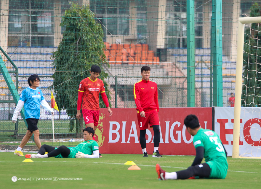 Văn Hậu cùng Quế Ngọc Hải phải tập riêng. Ảnh: VFF