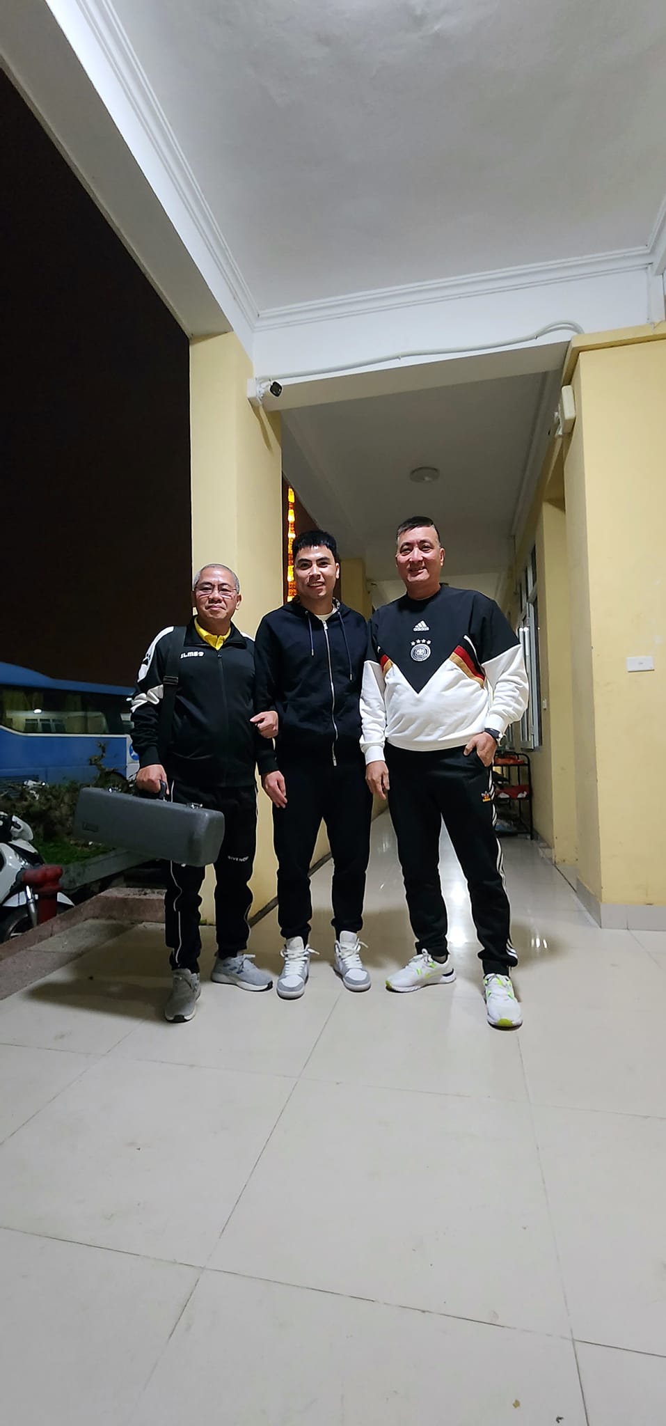 CĐV Nam Định đem hơi ấm Thiên Trường đến với Đức Huy. Ảnh: Internet