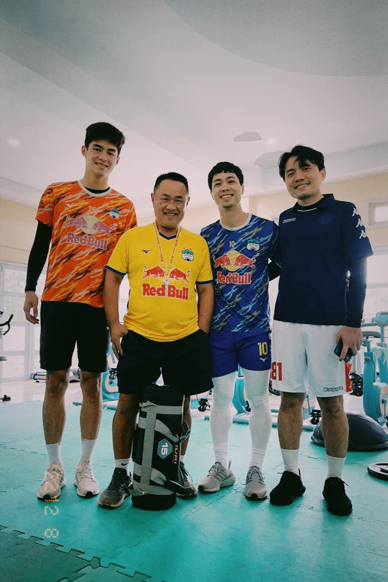 Công Phượng đang tập hồi phục tại CLB HAGL. Ảnh: FBNV