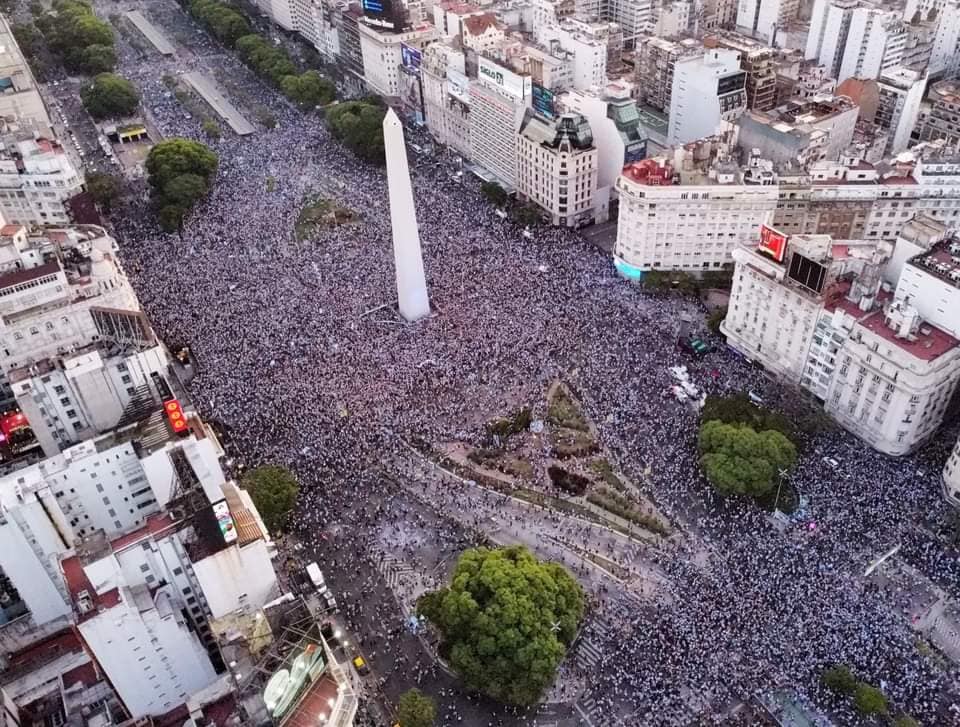 Hàng chục nghìn CĐV Argentina đổ ra đường ăn mừng sau trận thắng Croatia. Ảnh: Internet