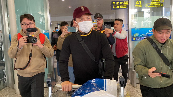 Ảnh: Quang Hải trở về Việt Nam, sẵn sàng chinh phục AFF Cup 2022 - Ảnh 2 Ảnh: Quang Hải trở về Việt Nam, sẵn sàng chinh phục AFF Cup 2022 - Ảnh 2