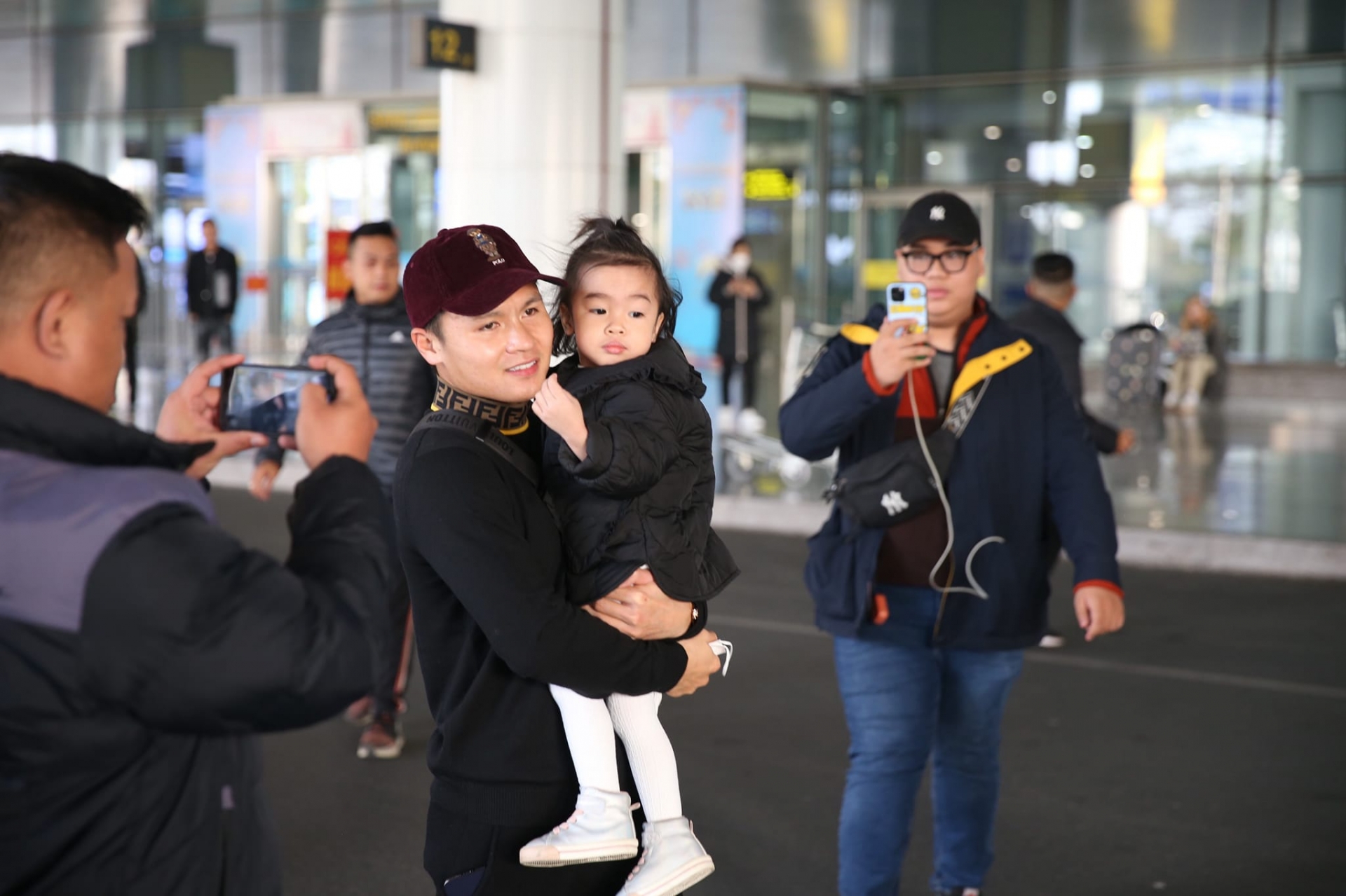 Ảnh: Quang Hải trở về Việt Nam, sẵn sàng chinh phục AFF Cup 2022 - Ảnh 4