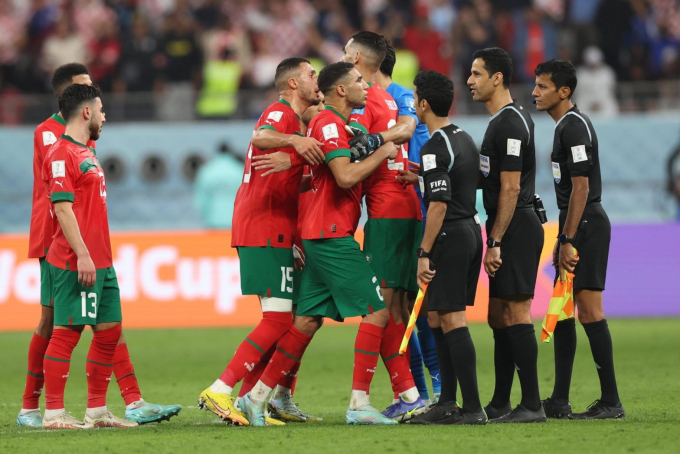Hậu vệ Morocco trút giận lên chủ tịch FIFA sau trận thua Croatia 