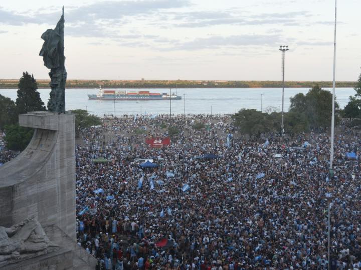 ẢNH: Hàng triệu người Argentina bất chấp nguy hiểm, đổ ra đường ăn mừng chức vô địch World Cup - Ảnh 6 ẢNH: Hàng triệu người Argentina bất chấp nguy hiểm, đổ ra đường ăn mừng chức vô địch World Cup - Ảnh 6