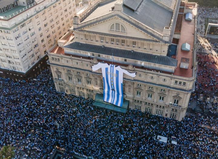 Hàng triệu người Argentina đổ ra đường ăn mừng chức vô địch World Cup 2022. Ảnh: Internet Hàng triệu người Argentina đổ ra đường ăn mừng chức vô địch World Cup 2022. Ảnh: Internet