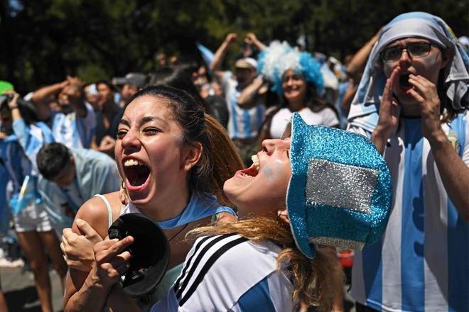 ẢNH: Hàng triệu người Argentina bất chấp nguy hiểm, đổ ra đường ăn mừng chức vô địch World Cup - Ảnh 1 ẢNH: Hàng triệu người Argentina bất chấp nguy hiểm, đổ ra đường ăn mừng chức vô địch World Cup - Ảnh 1