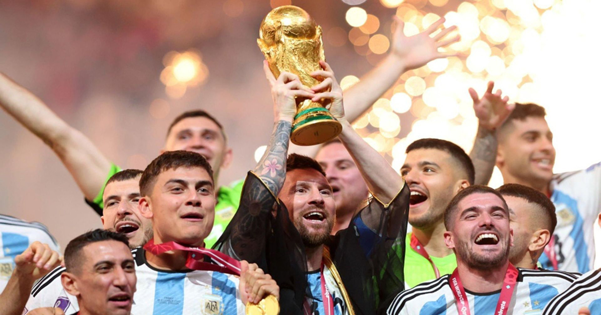 Messi nâng cao chức vô địch World Cup 2022 cùng đồng đội. Ảnh: Internet
