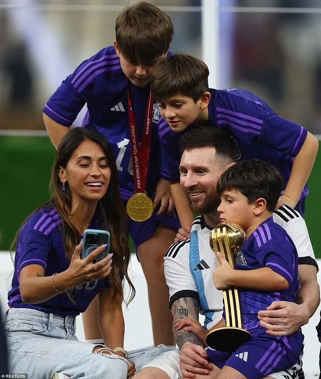 Khoảnh khắc Messi 'khóa môi' bà xã khiến bao con tim tan chảy - Ảnh 7 Khoảnh khắc Messi 'khóa môi' bà xã khiến bao con tim tan chảy - Ảnh 7