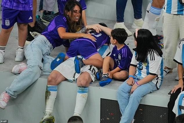 Khoảnh khắc Messi 'khóa môi' bà xã khiến bao con tim tan chảy - Ảnh 8 Khoảnh khắc Messi 'khóa môi' bà xã khiến bao con tim tan chảy - Ảnh 8