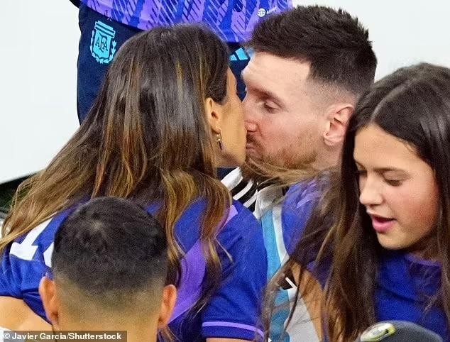 Khoảnh khắc Messi 'khóa môi' bà xã khiến bao con tim tan chảy - Ảnh 6 Khoảnh khắc Messi 'khóa môi' bà xã khiến bao con tim tan chảy - Ảnh 6