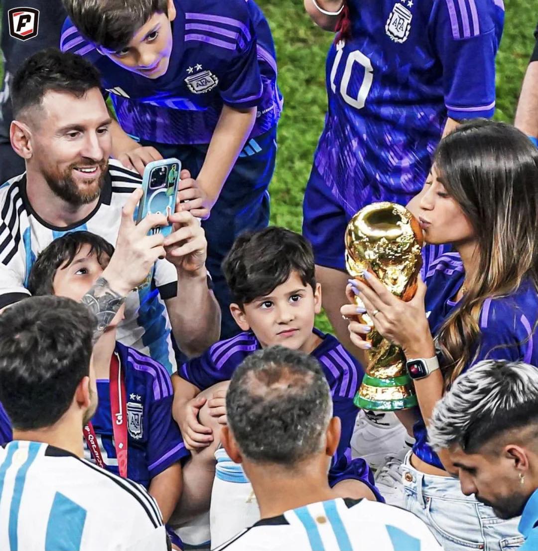 Khoảnh khắc Messi 'khóa môi' bà xã khiến bao con tim tan chảy - Ảnh 9