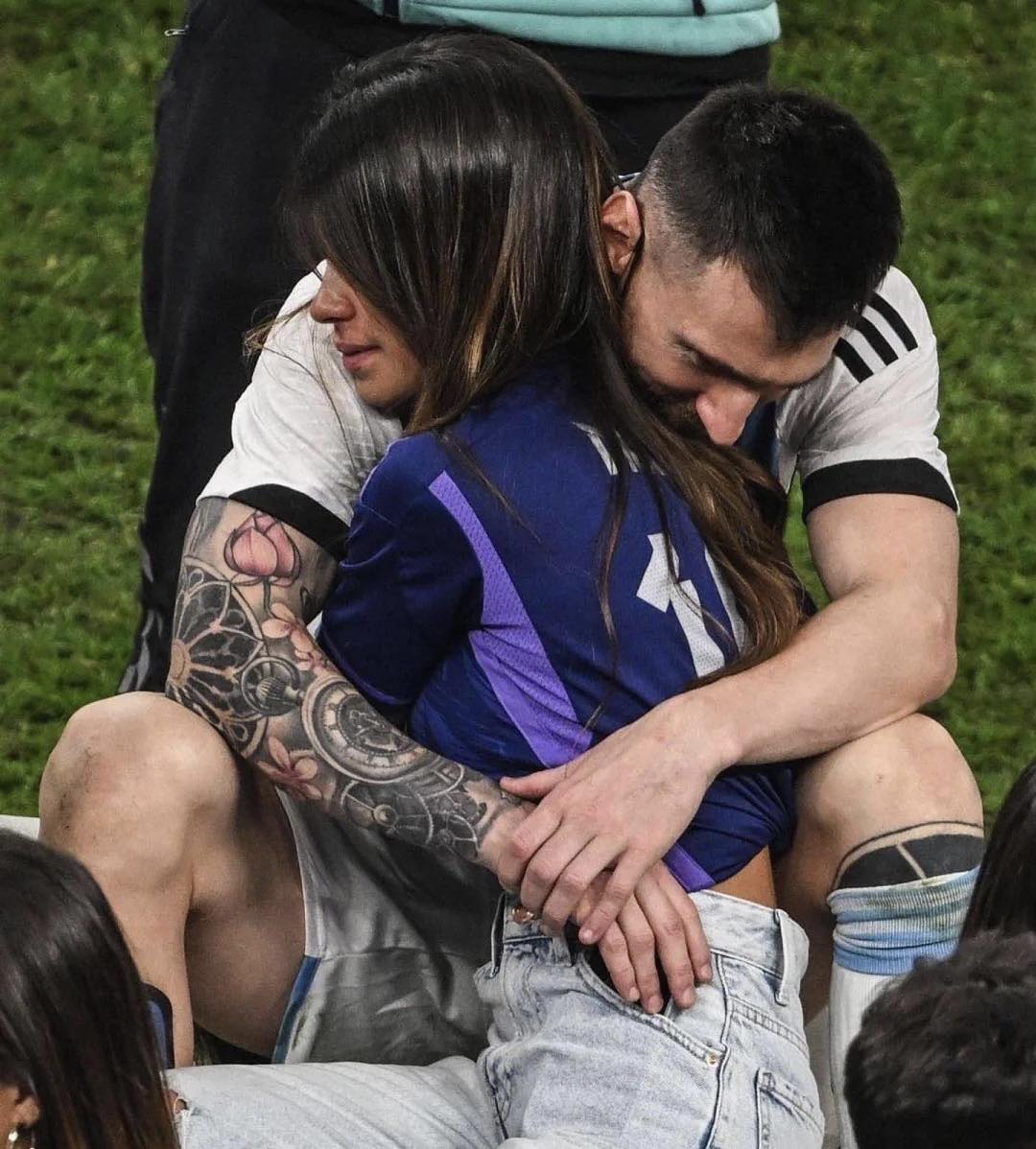 Khoảnh khắc Messi 'khóa môi' bà xã khiến bao con tim tan chảy - Ảnh 3