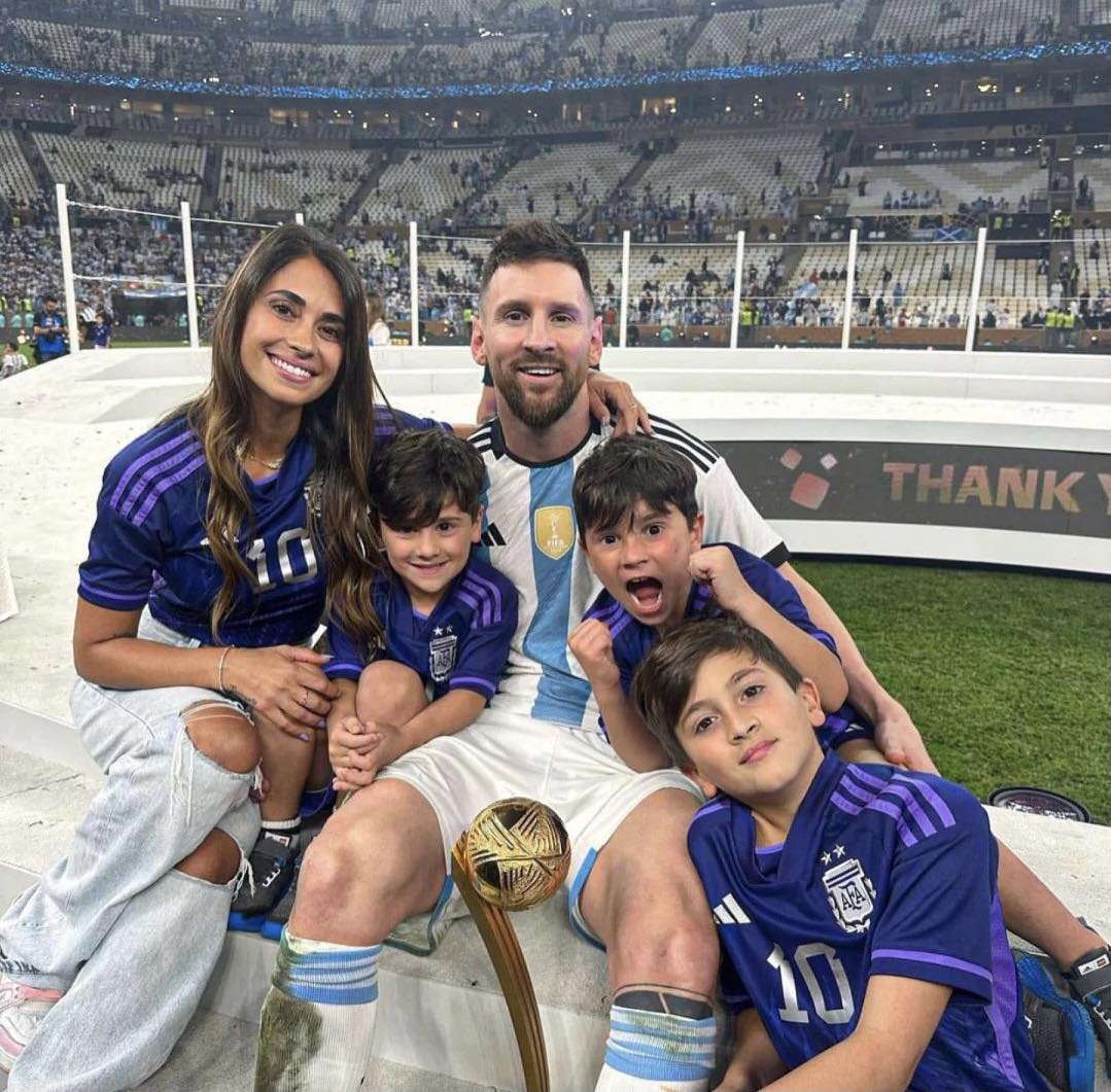 Khoảnh khắc Messi 'khóa môi' bà xã khiến bao con tim tan chảy - Ảnh 1