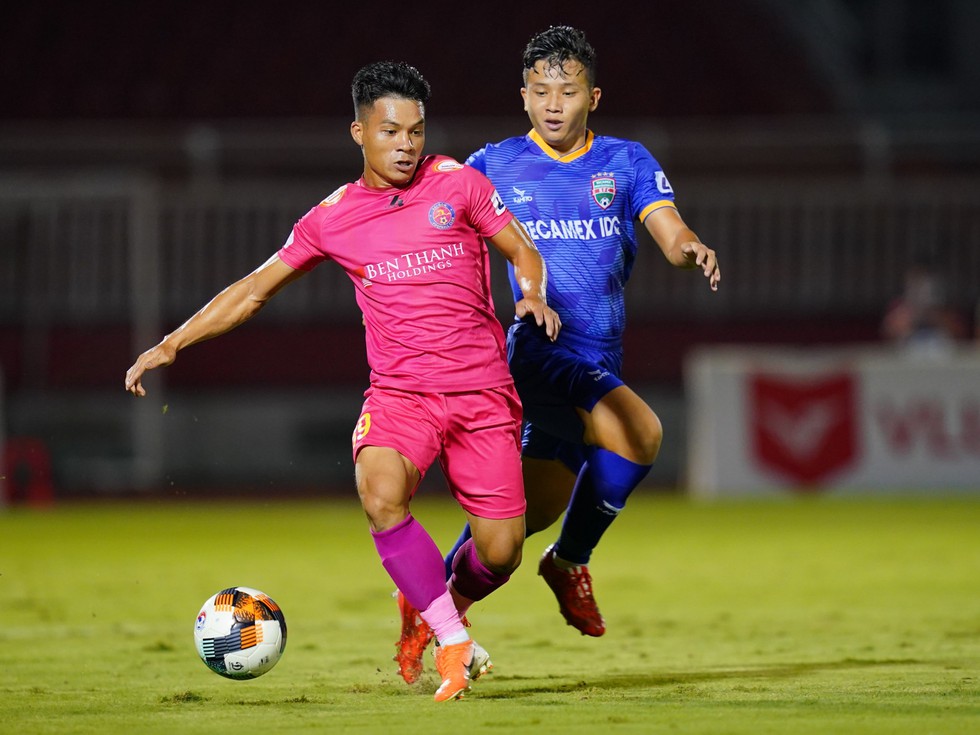 Tiền vệ Huỳnh Tấn Tài (áo tím). Ảnh: Internet