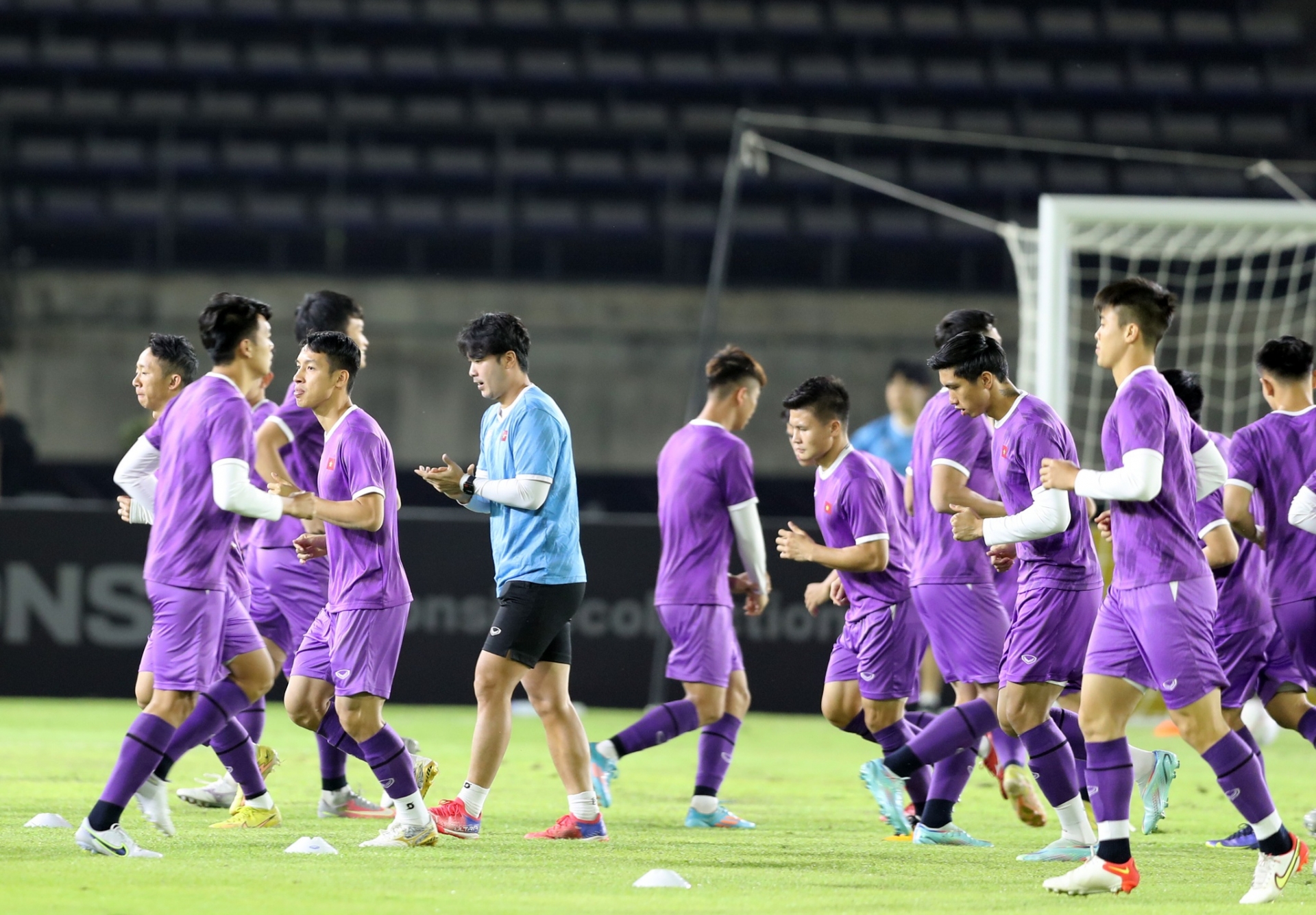 Tuyển Việt Nam tập làm quen sân trước trận gặp Lào. Ảnh: Internet